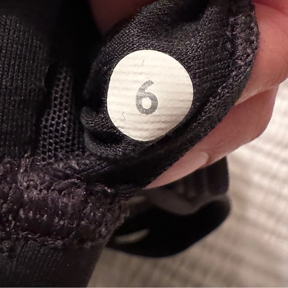 Lululemon Inspiration Tank - Size 6 - Picture 9 of 12